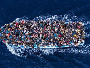 Μαζική δολοφονία από «εμπόρους μεταναστών»: 26 νεκρές γυναίκες σε σκάφος με παράνομους μετανάστες στο Σαλέρνο